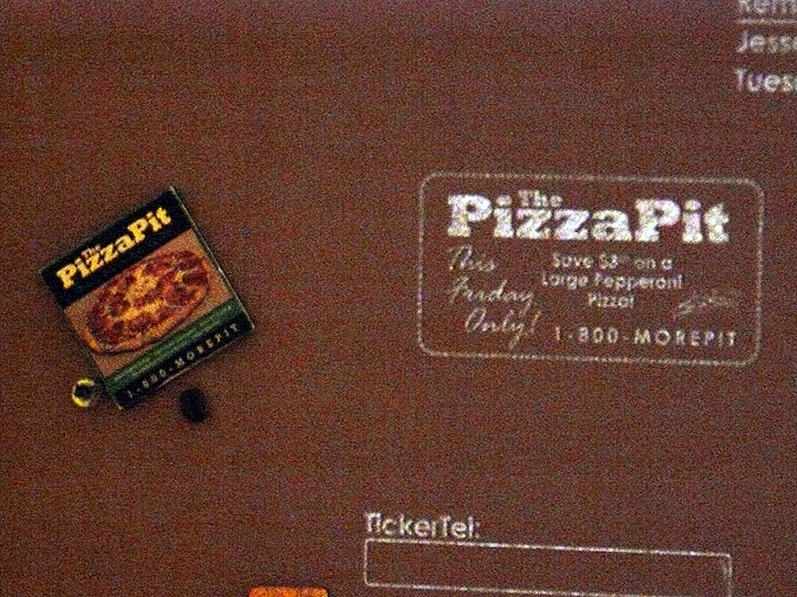 mshome2008_30 Om du sätter upp en magnet från den lokala pizza bagaren så får du direkt upp ett specialerbjudande. Undrar när Etnas pizza i nordosten ska fixa detta ;)