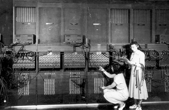 eniac När ENIAC kom var mina farföräldrar runt tjugo. En gymnastiksal och 30.000 elektronrör. Har hänt en del.